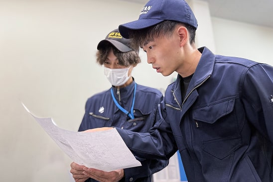 職場は落ち着いた雰囲気で、一つひとつの作業に集中して取り組める環境が整っています。
製品の寸法測定には正確性が求められますがチームで情報を共有し、ミスを防ぐ体制がしっかり構築されているので安心です。
私自身未経験で入社しましたが、先輩方が測定器の使い方から丁寧に教えてくださり、段階を追ってスキルを身につけることができました。
正確な仕事がしっかり評価され、自分の技術が信頼に直結していると実感できる点も大きなやりがいにつながっています。