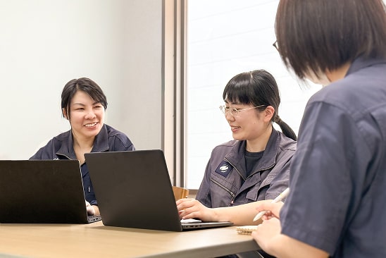 私は生産管理部門で出荷品の管理を担当しています。
お客様への納期遅延が発生しないよう、周囲と協力しながら日々業務に取り組んでいます。
お客様からの評価に直結する業務のため大変な場面も多くありますが、計画通りに出荷できたときの達成感は非常に大きく、やりがいを感じています。