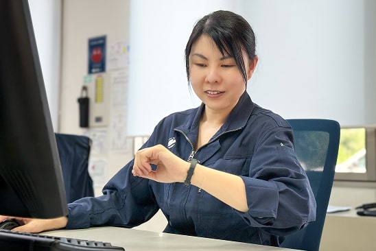 担当部門は女性の比率が多いので子育て中の私にとって、短時間勤務制度や柔軟な勤務時間の相談ができることは大きな魅力です。
現在、短時間勤務制度活用中ですが、周囲の理解もあり、時間内で業務に集中できる環境が整っています。
また、上司が女性ということもあり急な困りごとも相談しやすいため安心感があります。
自分のライフステージに合わせて働き方を選べることで仕事と家庭の両立がしやすく、長く働ける職場だと感じています。