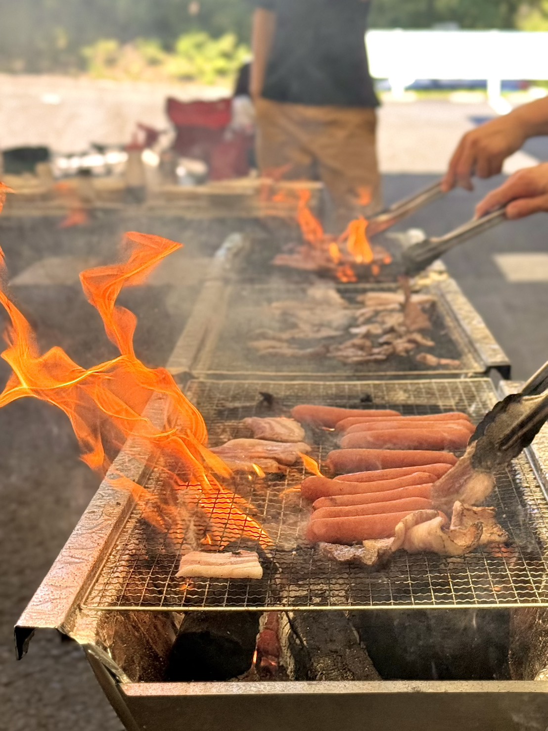 親睦BBQで食材を焼いている様子